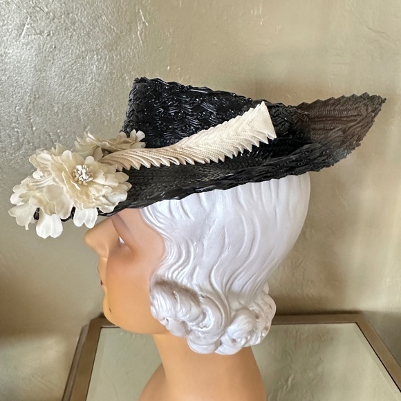 FANCY 1940s\' BLACK STRAW FEDORA - IVORY FABRIC FLOWERS & FOLDED GROSGRAIN TRIM main image 12
